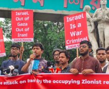 ইরানে ইসরায়েলের হামলার প্রতিবাদে ঢাবিতে ইনকিলাব মঞ্চের মানববন্ধন