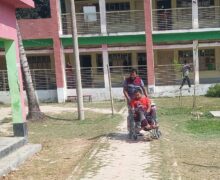 পাইকগাছায় হুইল চেয়ারে এসে ভোট দিলেন প্রতিবন্ধী রাজু